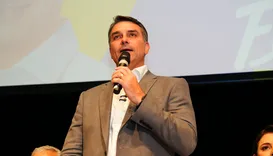 Flávio Bolsonaro pode ter candidatura cassada por aliança com Marçal