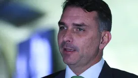 Flávio Bolsonaro recebe 659 votos e vence o 1º turno dos EAU