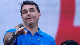 Flávio Bolsonaro vai interromper campanha para visitar aliado preso