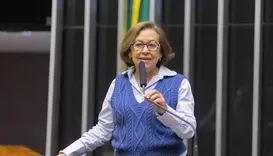 Lídice critica ato da oposição com mulheres seminuas em Salvador