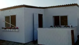 Mãe de nove filhos recebe casa construída em 15 horas com plástico reciclado