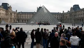Manifestantes bloqueiam entrada do Museu do Louvre em Paris