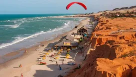 Paraíso do Nordeste vira queridinho dos turistas com praias vermelhas