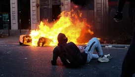 Protestos na França terminam com 1.800 detidos e prefeitura incendiada