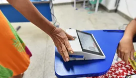 Votação tem troca de 81 urnas e 21 detidos na Bahia