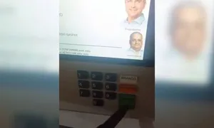 Eleitor de Flávio Bolsonaro é filmado com arma dentro de cabine de votação