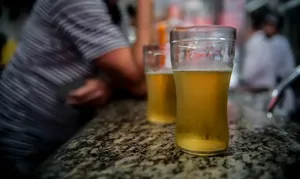 Eleitor vai votar nu e em estado de embriaguez no DF