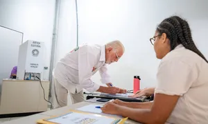 Jaques Wagner vota em Salvador e diz ter ‘segurança’ de vitória em 1º turno na Bahia