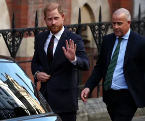 Charles III rebaixa status de Harry e Meghan após volta ao Reino Unido imagem