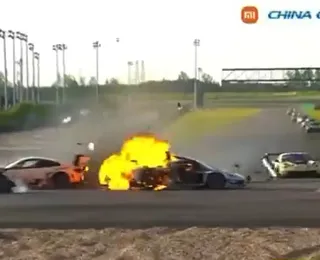 Acidente triplo termina com carro em chamas durante corrida na China
