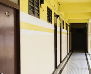 Adolescente atira contra diretor e professora dentro de escola