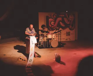 Alex Simões apresenta poemas e lança livro no interior da Bahia