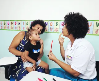 Alfabetização bilíngue amplia caminhos para crianças surdas