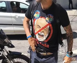 Aliado de Flávio Bolsonaro exibe arma durante confusão com candidato do PSOL