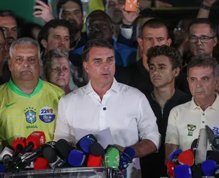 Aliados de Flávio Bolsonaro contestam resultado das urnas e citam apoio divino