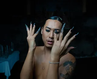 Após emoção com Olodum, cantor de origem chinesa se muda para Salvador e lança EP