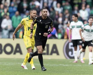 Árbitro marca pênalti em choque entre jogadores do mesmo time