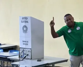 Ariel Capistrano, candidato ao governo da Bahia, vota em Salvador