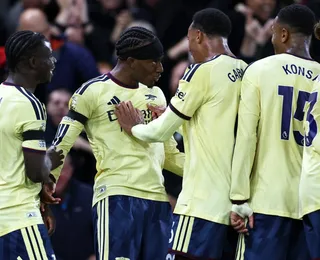 Arsenal vence jogo apertado e segue na cola do City na Premier League