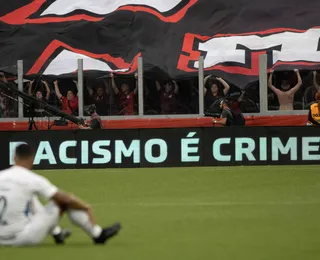 Artilheiro do Brasileirão é alvo de ataques racistas após clássico