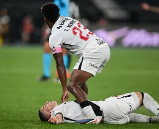 Atacante da Série A sai de campo após passar mal e desmaiar no gramado