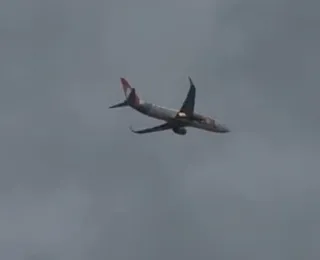 Avião bate em pássaro e motor pega fogo durante voo em cidade movimentada