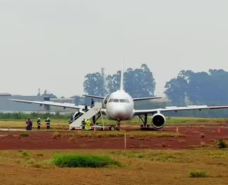 Avião com mais de 150 pessoas a bordo sai da pista e atola no Brasil