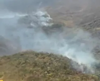 Bombeiros e aviões combatem incêndio na Serra da Bandeira na Bahia