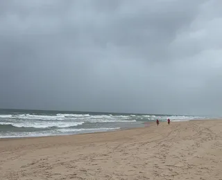 Bombeiros fazem buscas por homem que desapareceu no mar em Guarajuba