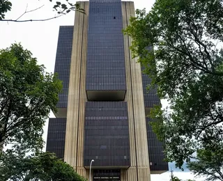 Brasil reduz juros, enquanto banco central dos EUA anuncia alta