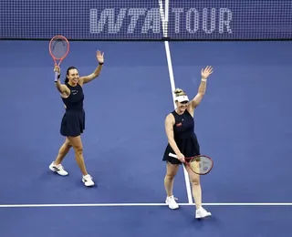 Brasileira top 1 do mundo vence e chega nas quartas do WTA de tênis