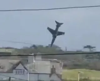 Caça da Força Aérea britânica cai e explode após decolagem