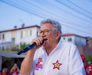 Caetano comanda carreata em apoio a Lula no último dia de campanha