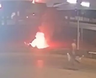 Câmeras registram homem ateando fogo em lixo onde estava corpo de bebê