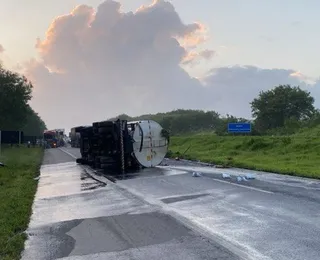 Caminhão tomba e deixa trecho da BR-324 parcialmente interditado