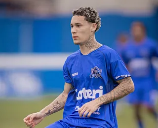 Cantor milionário joga futebol de graça em filial de time europeu
