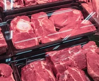 Carne na bandeja preta é melhor? Saiba como escolher o alimento