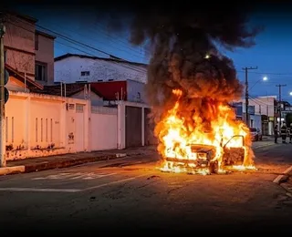 Carro pega fogo e assusta moradores em cidade baiana