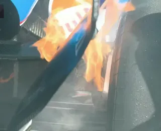 Carro pega fogo no primeiro treino da Fórmula 1 no Azerbaijão