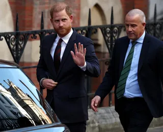 Charles III rebaixa status de Harry e Meghan após volta ao Reino Unido