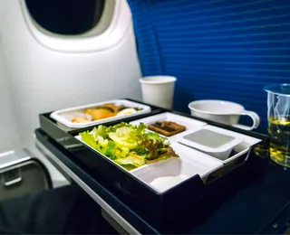 Comissária choca ao fazer alerta nojento sobre comer em mesas do avião