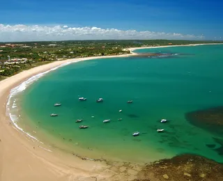 Destino na Bahia proíbe carros e tem piscinas que surgem na maré baixa