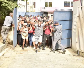Eleições na Bahia: abertura de portões tem filas, atrasos e correria