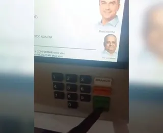 Eleitor de Flávio Bolsonaro é filmado com arma dentro de cabine de votação