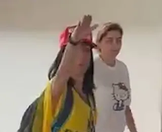 Eleitora de Flávio Bolsonaro faz saudação nazista ao votar