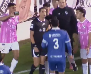 Em jogo sem VAR, árbitro vê replay no celular e toma decisão crucial