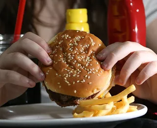 Empresa terá que pagar R$ 4 mil por dar lanches de fast food a funcionários