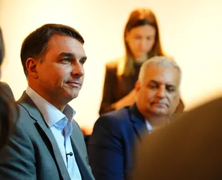 Empresário investigado por corrupção doou R$ 1,1 milhão à campanha de Flávio Bolsonaro