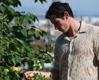 Entre o belo e o grotesco: Karim Aïnouz estreia filme que desafia o espectador