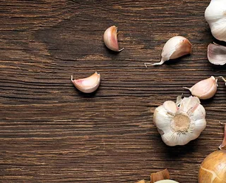 Erro comum com alho e cebola pode estragar prato; veja como evitar
